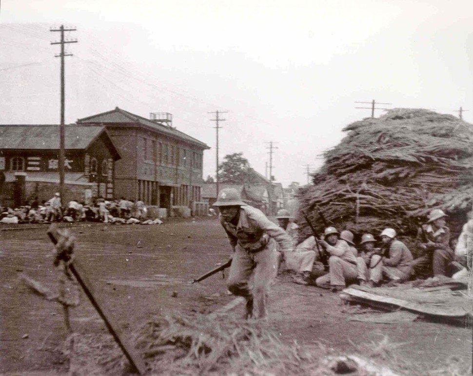 1946년 10월2일 대구 태평로에서 경찰이 진압작전을 펼치고 있다. 경찰의 발포로 시위에 나선 시민들이 왼쪽 도로가에 웅크리고 있다. 쓰러진 주검도 보인다. <한겨레> 자료사진