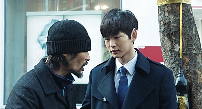 영화에서 국정원 직원들은 철우를 귀순시키기 위해 그를 명동 한복판으로 데려간다. 자본주의로 그를 압도하려는 목적 앞에서 주인공은 가족의 논리를 고수한다. 뉴 제공