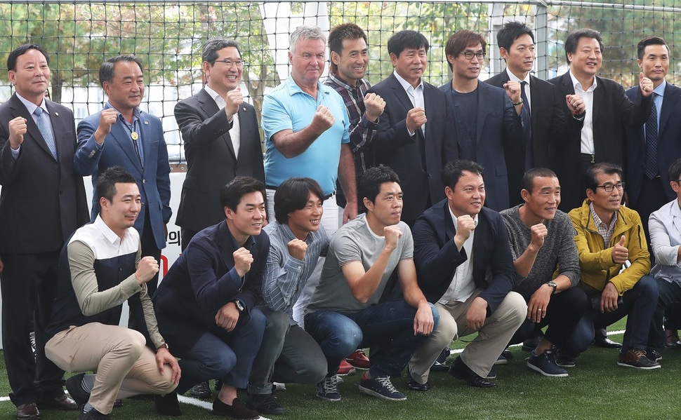거스 히딩크 전 한국 축구대표팀 감독(뒷줄 왼쪽 넷째)이 4일 ‘팀 2002 안성풋살돔구장’에서 2002 한·일월드컵 출전 선수와 코칭스태프, 안성시 관계자들과 기념사진을 찍고 있다. 안성/연합뉴스