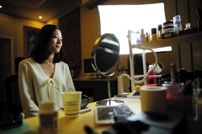‘비제이 공장'의 유명 비제이 천멍바오가 스마트폰으로 방송을 진행하며 시청자들과 이야기하고 있다. 신경보 갈무리