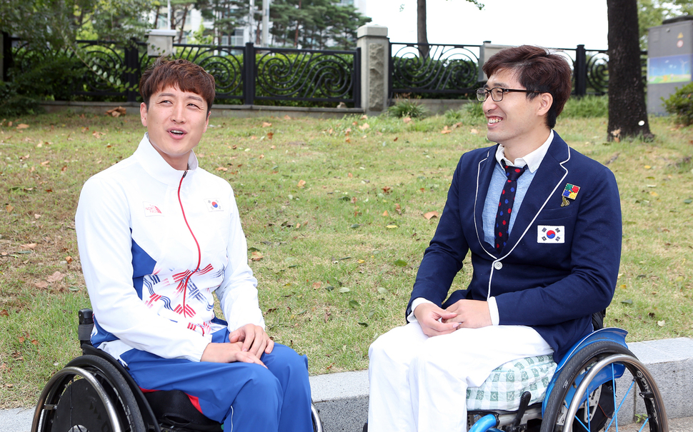 2016 리우패럴림픽 TT4 탁구 남자단체전에서 금메달을 거머쥔 김정길(왼쪽)-김영건 짝이 지난달 29일 서울 송파구 올림픽공원에서 대화를 나누고 있다. 서로의 첫인상을 묻는 질문에 김영건은 “정길이는 유쾌하고 재밌는 친구였다”고 했고, 김정길은 “영건이 형은 처음부터 차분하고 말수가 적었다”며 웃어 보였다. 대한장애인체육회 제공