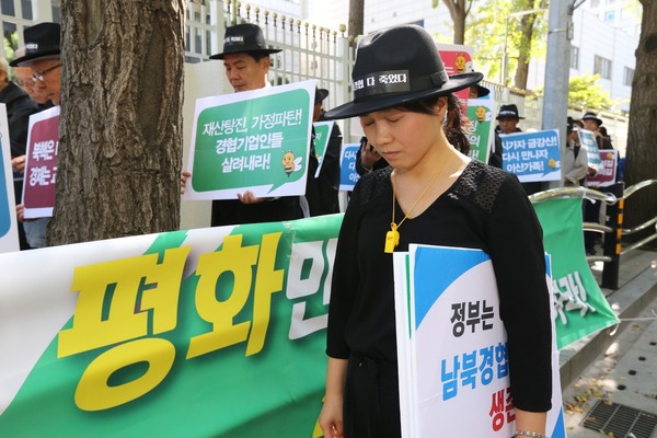 남북경협기업비상대책위원회와 금강산기업협의회 회원들이 4일 오전 서울 종로구 정부서울청사 후문에서 검정색 옷과 모자를 쓴 채 집회를 열고 생존권 보장 및 남북관계개선을 촉구하고 있다.김봉규 선임기자 bong9@hani.co.kr