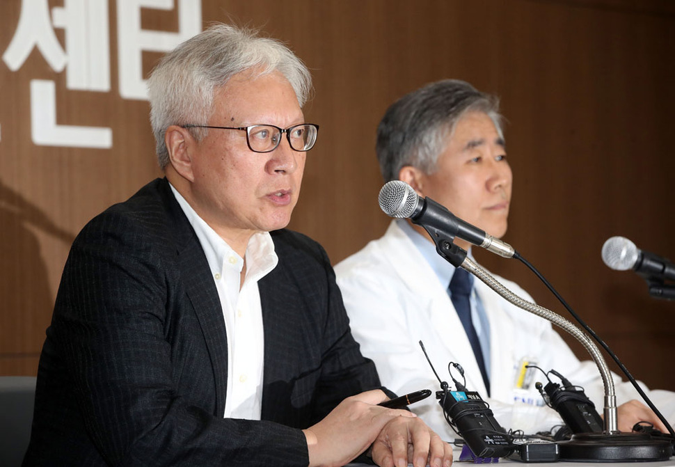 3일 오후 서울대학교병원 의학연구혁신센터에서 열린 고 백남기 씨의 사망진단서 논란에 대한 서울대병원-서울대 의대 합동 특별조사위원회 기자회견에서 이윤성 서울대 의대 법의학교실 교수가 논의 결과를 설명하고 있다.