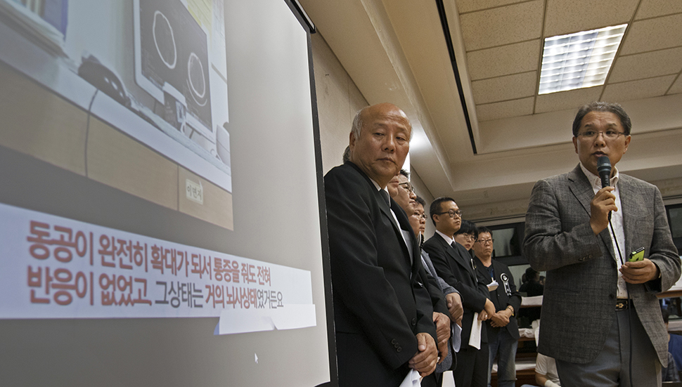 3일 오후 종로구 서울대병원 장례식장에서 열린 ‘‘故백남기대책위 기자회견‘‘에서 김경일 신경외과 전문의(전 서울동부병원 원장,오른쪽)가 이날 공개된 ‘‘부검이 불필요한 이유가 확인되는 동영상‘‘을 보며 관련 설명을 하고 있다.연합뉴스