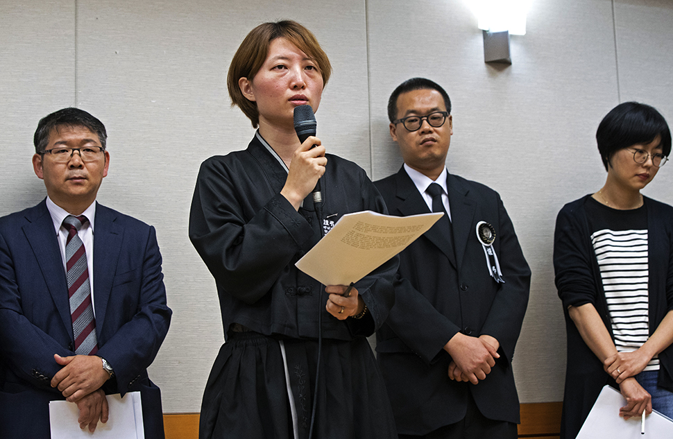 3일 오후 종로구 서울대병원 장례식장에서 열린 기자회견에서 故 백남기 농민의 딸 백도라지씨가 서울대병원의 사망진단서 관련 유족의 입장을 밝히고 있다.연합뉴스