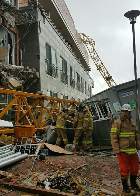 5일 오전 11시께 부산 영도구 동삼동 한 대학 기숙사 공사장에서 타워크레인이 넘어져, 노동자 오아무개(59)씨가 숨졌다. 부산시 소방본부 제공