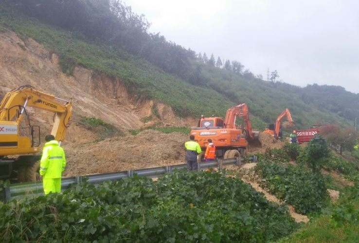 제18호 태풍 차바의 영향으로 5일 오전 9시께 대전-통영고속도로 통영 방향 고성3터널 출구 부근에서 산사태가 일어나 차량 통행이 중지됐다. 경남경찰청 제공