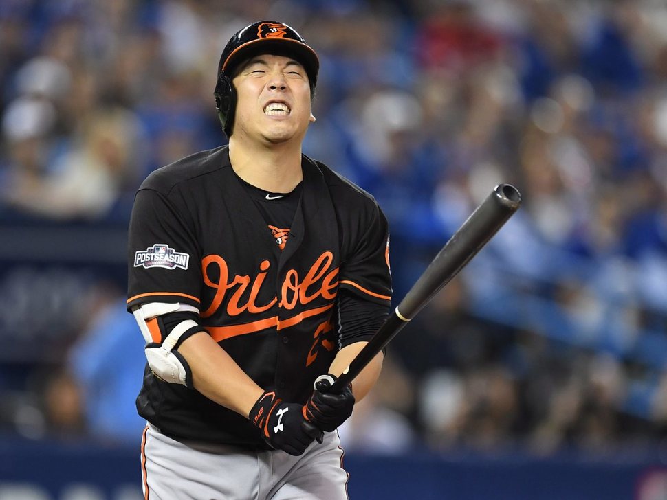 미국프로야구(MLB) 볼티모어 오리올스의 김현수가 5일(한국시각) 캐나다 토론토 로저스센터에서 열린 토론토 블루제이스와의 와일드카드 결정전에 2번 타자 좌익수로 선발 출전해 4회초 삼진을 당한 뒤 안타까워하고 있다. AP 연합뉴스