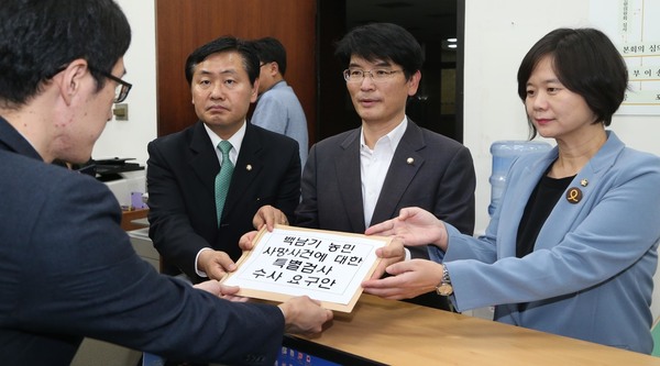 박완주 더불어민주당 원내수석부대표(가운데)와 김관영 국민의당 원내수석부대표(왼쪽), 이정미 정의당 원내수석부대표가 5일 오후 국회 의안과에 백남기 농민 상설특검 요구안을 제출하고 있다. 이정우 선임기자 woo@hani.co.kr