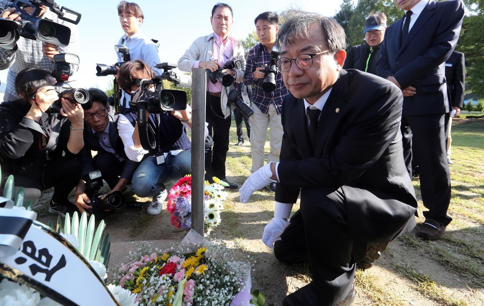 이정현 새누리당 대표가 6일 대전 현충원을 찾아 최근 야간 해상 훈련 도중 링스헬기가 추락하면서 숨진 장병들의 묘역을 찾아 참배하고 있다. 연합뉴스.