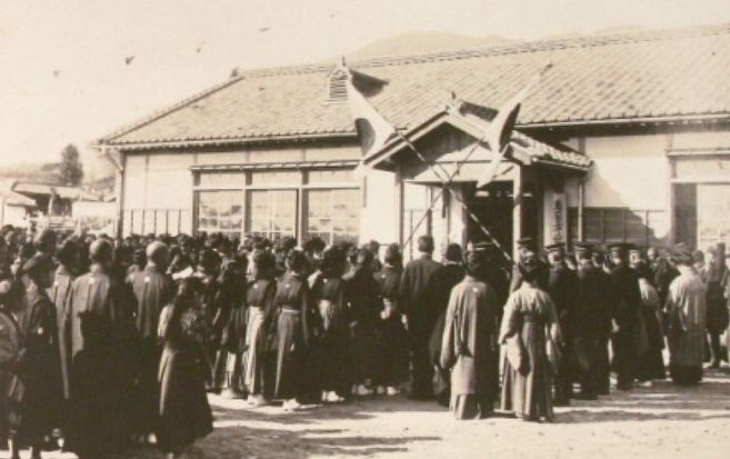 경남 최초 공립 고등 여학교인 마산여고의 1915년 교사 낙성식 모습. 1915년 3월21일 설립 당시에는 마산실과고등여학교라는 이름의 2년제 일본인 학교였다. 경남도교육청 제공