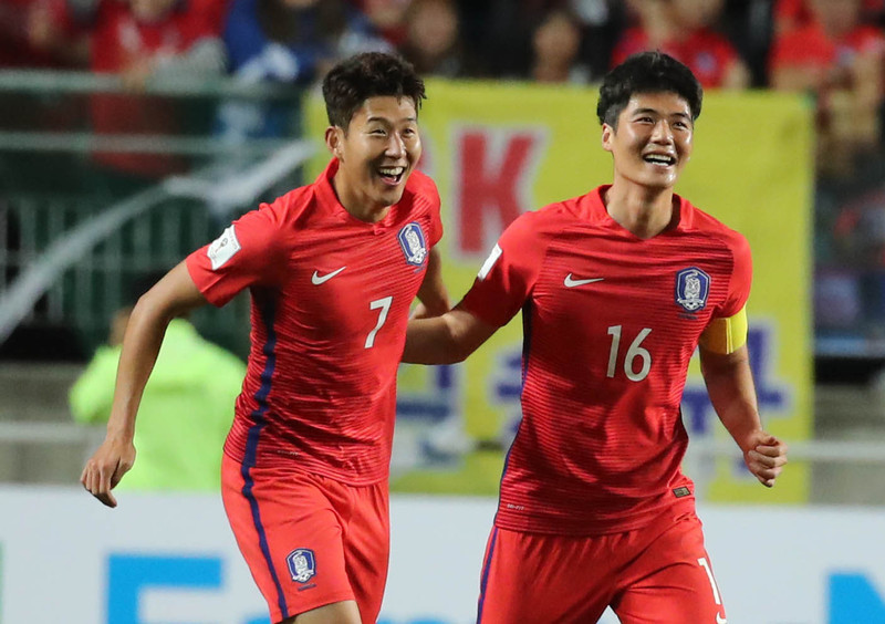 손흥민(왼쪽)이 6일 오후 경기도 수원월드컵경기장에서 열린 2018 러시아월드컵 아시아 최종예선 한국과 카타르 경기에서 역전골을 성공시킨 뒤 기성용과 환호하고 있다. 수원/연합뉴스