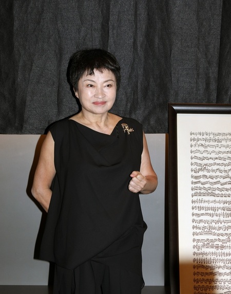 바흐의 <무반주 소나타와 파르티타> 전곡을 음반으로 낸 정경화가 5일 서울 강남에서 기자간담회를 열어 녹음과정과 음악인생을 폭 넓게 얘기했다.