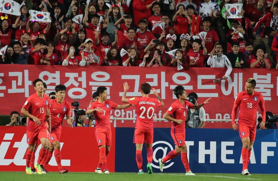 6일 열린 2018 러시아월드컵 아시아 최종예선 한국과 카타르 경기 후반 손흥민의 역전골이 터지자 선수들이 좋아하고 있다. 수원/연합뉴스