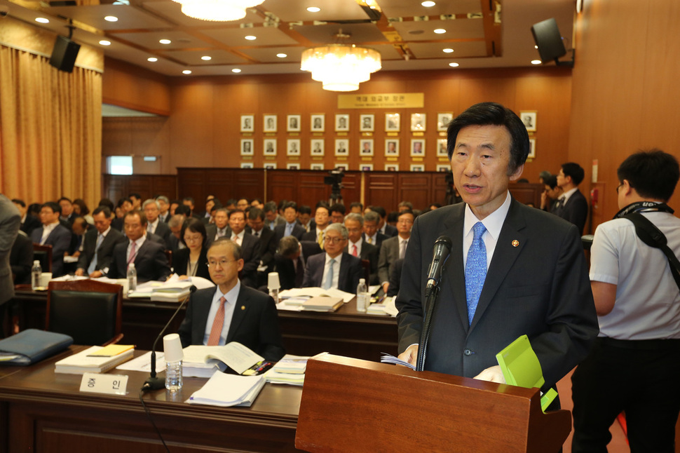 윤병세 외교부 장관이 9월26일 오전 서울 종로구 외교부 청사에서 열린 국회 외교통일위원회의 외교부 등에 대한 국정감사에서 업무보고를 하고 있다. 김태형 기자 xogud555@hani.co.kr