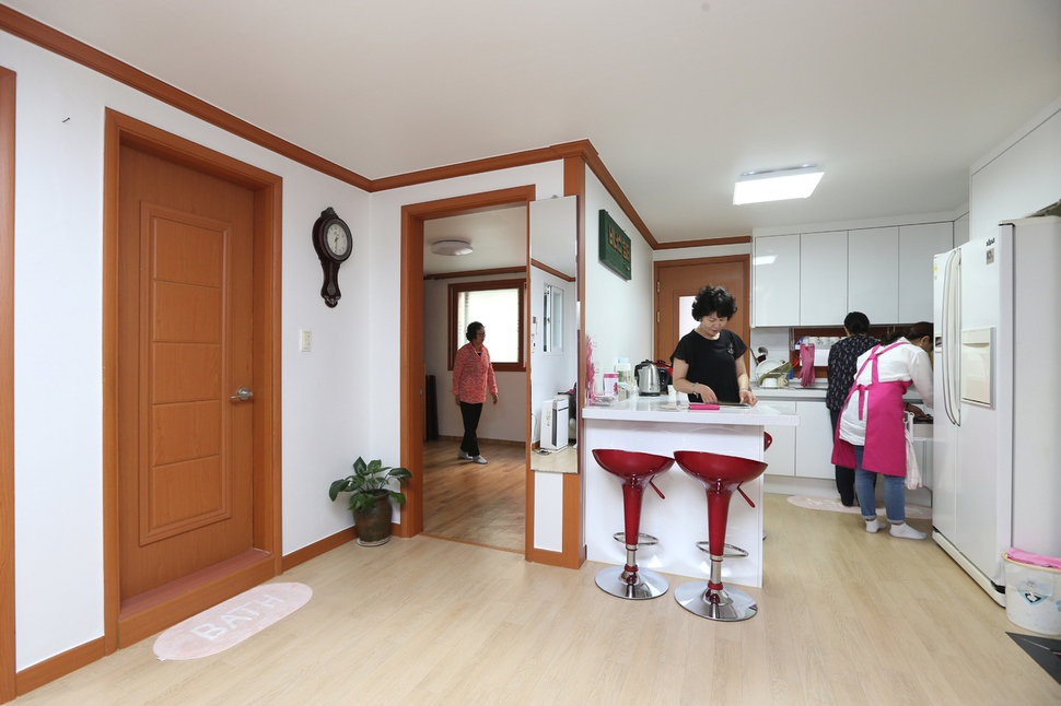 4일 서울대병원 유방암 환우회인 비너스회가 지방 환자들을 위해 마련한 쉼터인 서울 명륜동 비너스 쉼터에서 회원들이 쉼터를 정리하고 있다. 강재훈 선임기자 khan@hani.co.kr