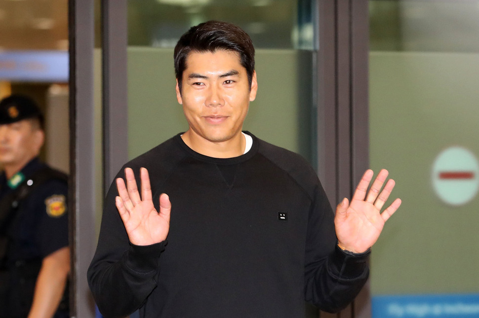 미국 프로야구(MLB) 피츠버그파이리츠의 강정호가 지난 10월7일 인천국제공항으로 귀국해 손을 흔들며 인사하고있다. 강정호는 지난해 1월 피츠버그에 입단하기 위해 미국으로건너간 뒤 21개월만에 귀국했다. 인천공항/연합뉴스 
