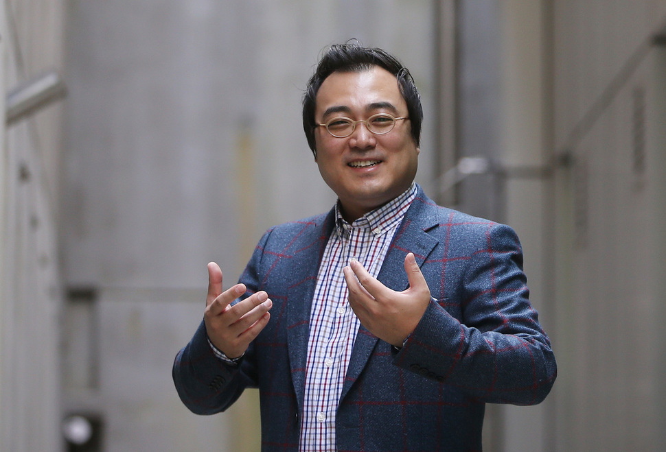 <토스카>에서 카바라도시 역을 맡은 테너 김재형이 지난 5일 오후 서울 서초동 국립예술단체 연습동에서 포즈를 잡고 있다. 신소영 기자 viator@hani.co.kr
