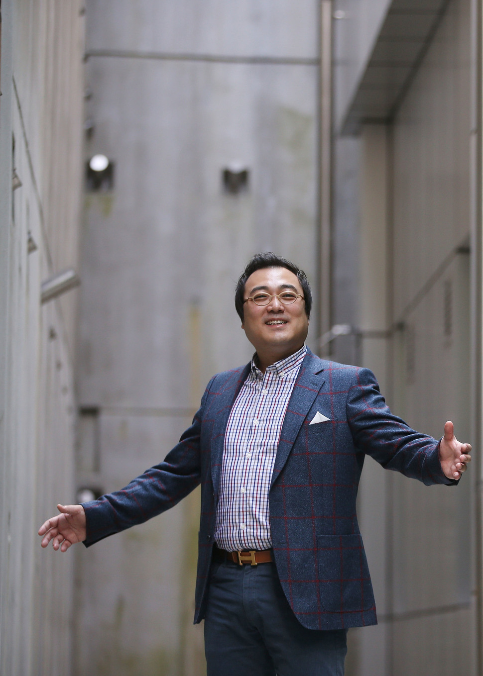 <토스카>에서 카바라도시 역을 맡은 테너 김재형이 지난 5일 오후 서울 서초동 국립예술단체 연습동에서 포즈를 잡고 있다. 신소영 기자 viator@hani.co.kr