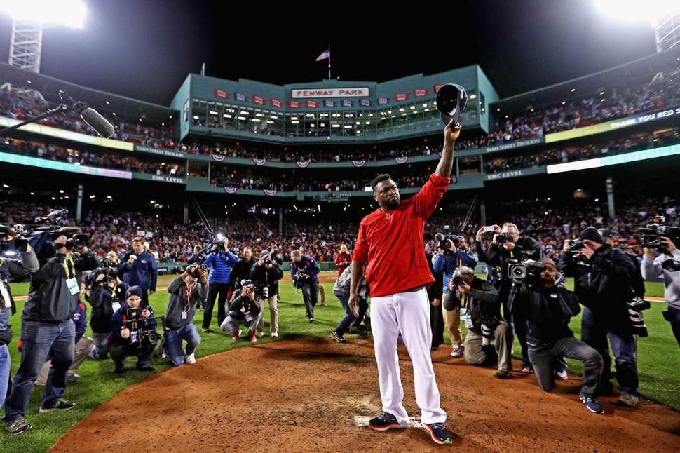 미국프로야구(MLB) 보스턴 레드삭스의 ‘빅파피’ 데이비드 오티스(41)가 미국 보스턴 펜웨이파크에서 열린 메이저리그 아메리칸리그 디비전시리즈 3차전 클리블랜드와의 경기를 끝으로 현역에서 은퇴했다. 사진은 오티스가 경기 뒤 마운드로 나와 모자를 벗고 팬들의 기립박수에 화답하는 모습. 오티스는 눈물을 흘리며 “감정을 억제하려 했지만 마지막 순간에 쏟아져 참을 수 없었다”고 했다. 오티스는 14년간 보스턴에서 뛰며 통산 1953경기에 나와 타율 0.286, 541홈런, 1천768타점, 출루율 0.380, 장타율 0.552을 기록했다. 통산 9차례 올스타에 선정됐고, 실버슬러거상도 6번 받았다. 보스턴에서 월드시리즈 우승도 세 차례 달성했다. 오티스는 보스턴의 ‘밤비노의 저주’를 86년 만에 끊어낸 주역이다. 보스턴/AFP 연합뉴스