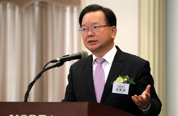김부겸 더불어민주당 의원이 12일 오후 서울 중구 프레스센터에서 열린 서울대 정치외교학부 총동창회 초청 연설회에서 ‘전환기의 한국 정치’라는 주제로 강연하고 있다. 연합뉴스.