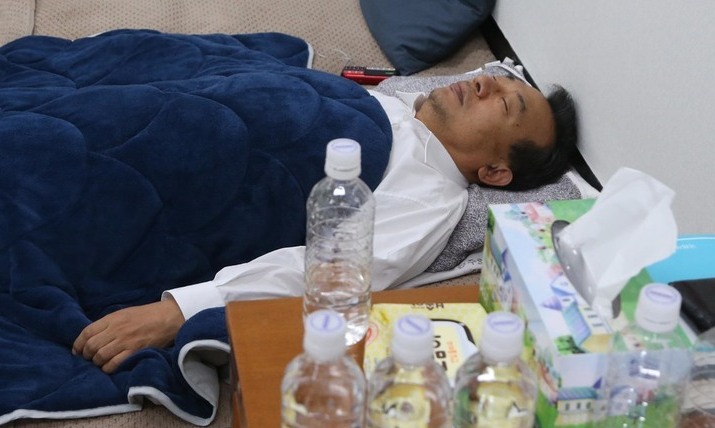 드러눕고, 귀 막고, 오락가락 행보…‘협치’ 사라진 정치   