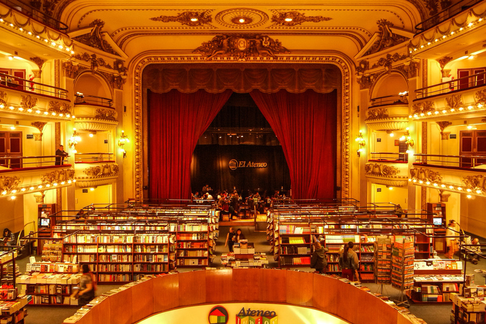 엘 아테네오. 1919년 문을 연 오페라 극장이 1929년엔 영화관으로, 2000년부터는 서점으로 재탄생. 세계에서 가장 아름다운 서점으로 알려져 있다.