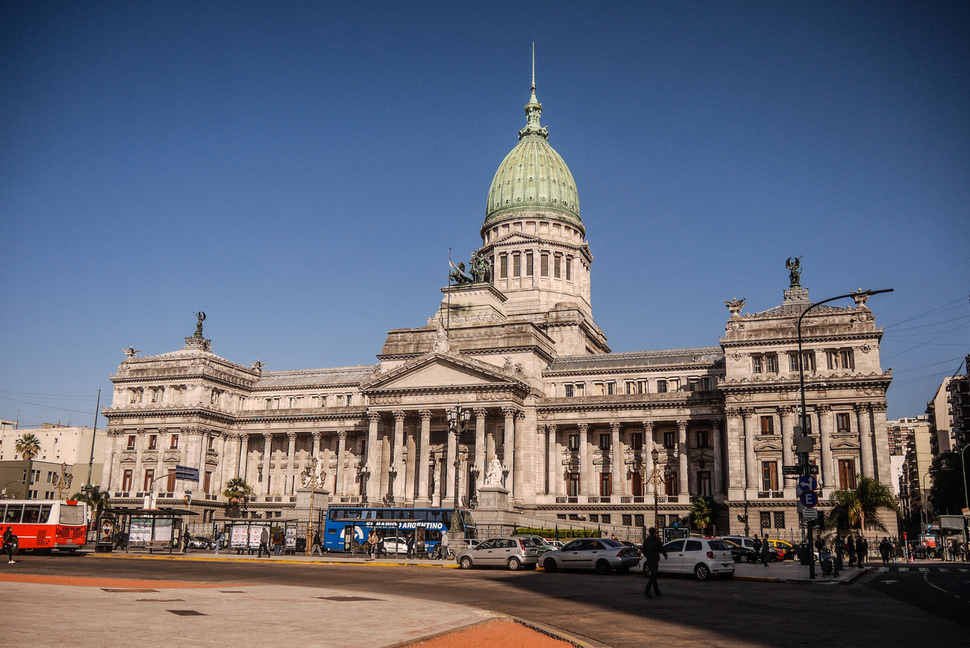 아르헨티나 국회의사당. 1863년에 지어진 건물축로서 '5월 광장'을 앞에 둔 대통령궁과 약2킬로미터 거리를 두고 정면으로 마주보고 있다.