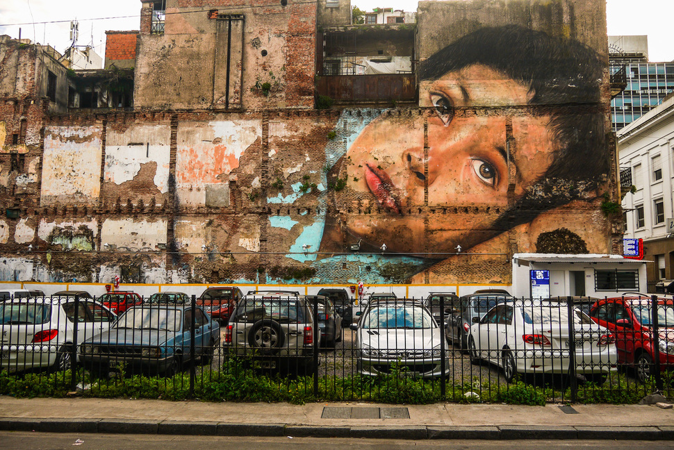 부에노스아이레스 주차장 담벼락에 그려져 있는 벽화.