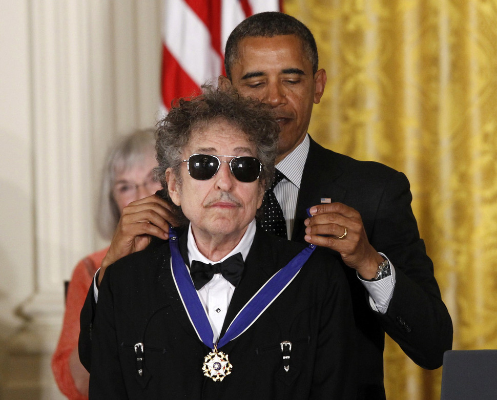 2012년 5월29일 미국 워싱턴 백악관에서 버락 오바마 미국 대통령이 밥 딜런에게 자유의 메달을 걸어주고 있다.  워싱턴/AP 연합뉴스