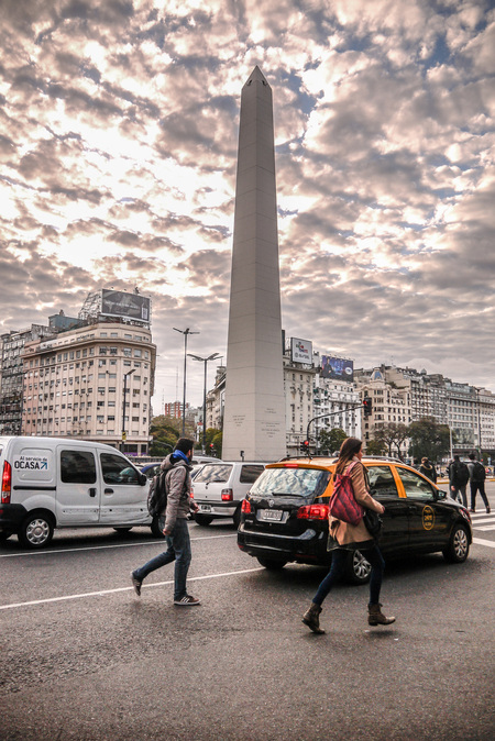 부에노스아이레스의 대표적인 상징물, 오벨리스크. 도시탄생 400주년을 기념하여 1946년 레 푸블리카 광장 중앙에 세워졌다. 높이 67m.