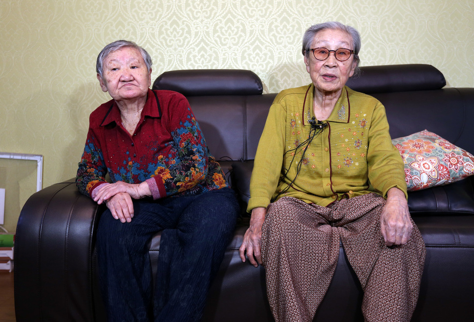 화해와 치유 재단이 14일 일본 정부에게서 받은 돈을 위안부 피해자에게 "다음주부터 지급하겠다"고 밝히자, 이날 오후 서울 마포구 연남동 정대협 할머니 쉼터에서 김복동(오른쪽), 길원옥 할머니가 입장을 밝히고 있다. 김태형 기자 xogud555@hani.co.kr