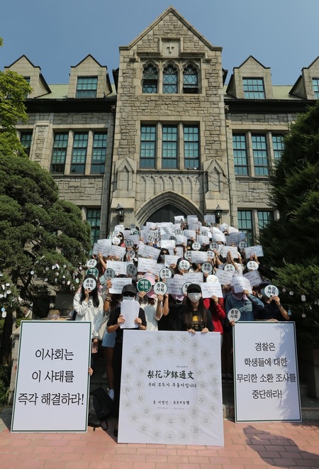 지난 9월2일 이화여대 최경희 총장의 사퇴를 촉구하며 교내에서 시위를 벌이는 이화여대 학생들. 박종식 기자 anaki@hani.co.kr