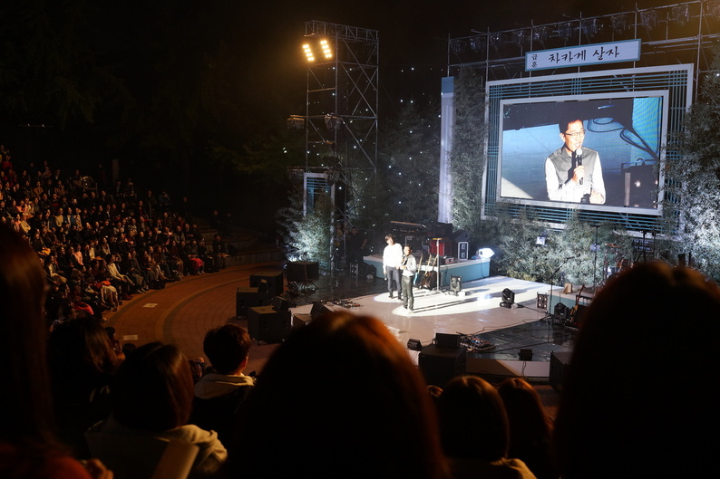 15일 이승환의 ‘차카게 살자-언중유곡’ 공연 무대에 깜짝 출연한 개그맨 김제동.