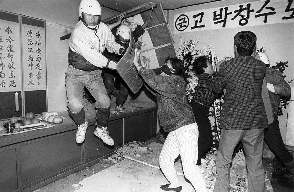 1991년 5월7일 '의문의 투신'으로 숨진 한진중공업 박창수 노조위원장의 주검이 안치된 영안실에 무장 경찰관들이 콘크리트 벽을 뚫고 난입하자 유가족들이 격렬하게 저항하고 있다. <한겨레> 자료사진