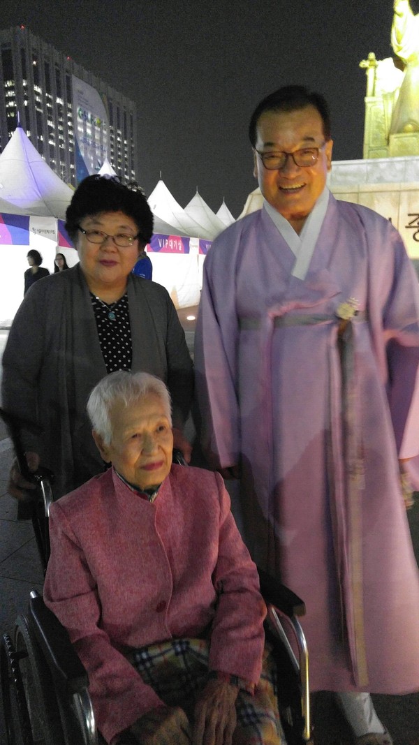 1926년 충남 아산 태생인 김옥희씨가 14일 저녁 서울 광화문광장에서 서울아리랑페스티벌 개막공연 ‘1926아리랑’ 시민지휘자로 무대에 오르기 전 페스티벌 집행위원장인 윤영달 크라운해태그룹 회장과 시민지휘자 모집에 추천한 오랜 이웃 이희영(뒷줄 왼쪽)씨와 기념촬영을 했다. 김경애 기자