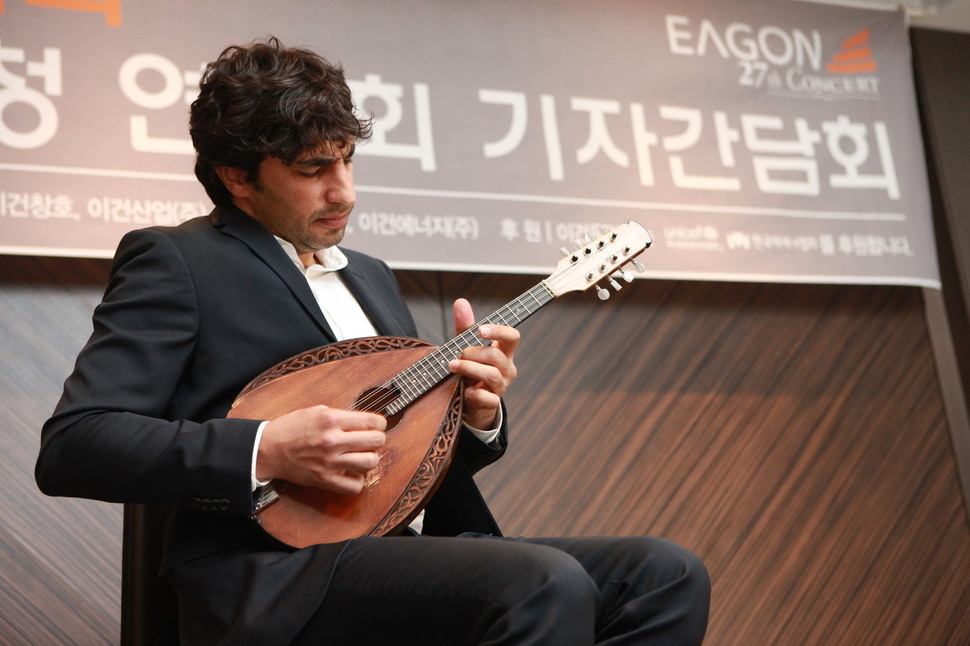 지난 17일 서울 도심 호텔에서 열린 기자간담회에서 만돌린을 연주하는 아비 아비탈. 사진 이건음악회 제공 