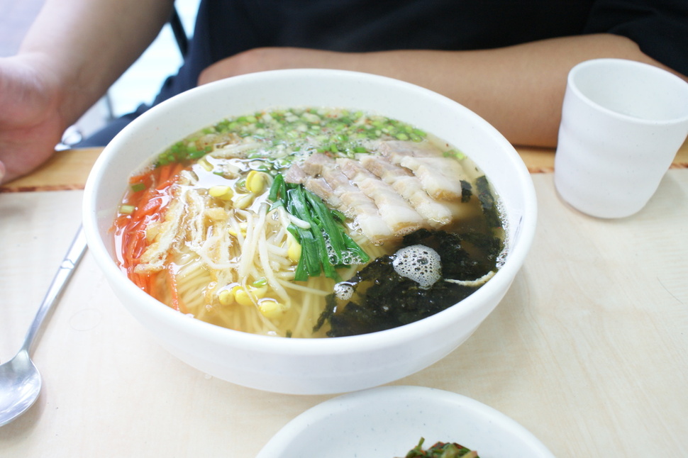 돼지고기로 맛을 낸 구수한 제주 고기국수는 제주 도민들의 삶의 일부였다. 사진은 고기국수의 한 종류인 멸고기국수. 제주 향토음식보존연구원 양용진 원장 등 제공