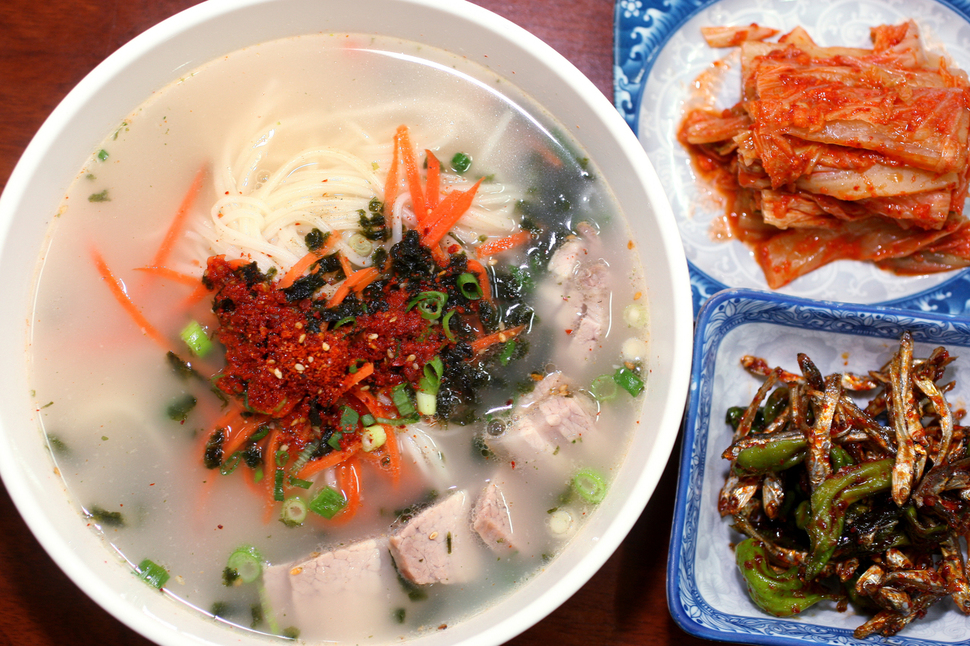 돼지고기로 맛을 낸 구수한 제주 고기국수는 제주 도민들의 삶의 일부였다.  사진 박미향 기자 