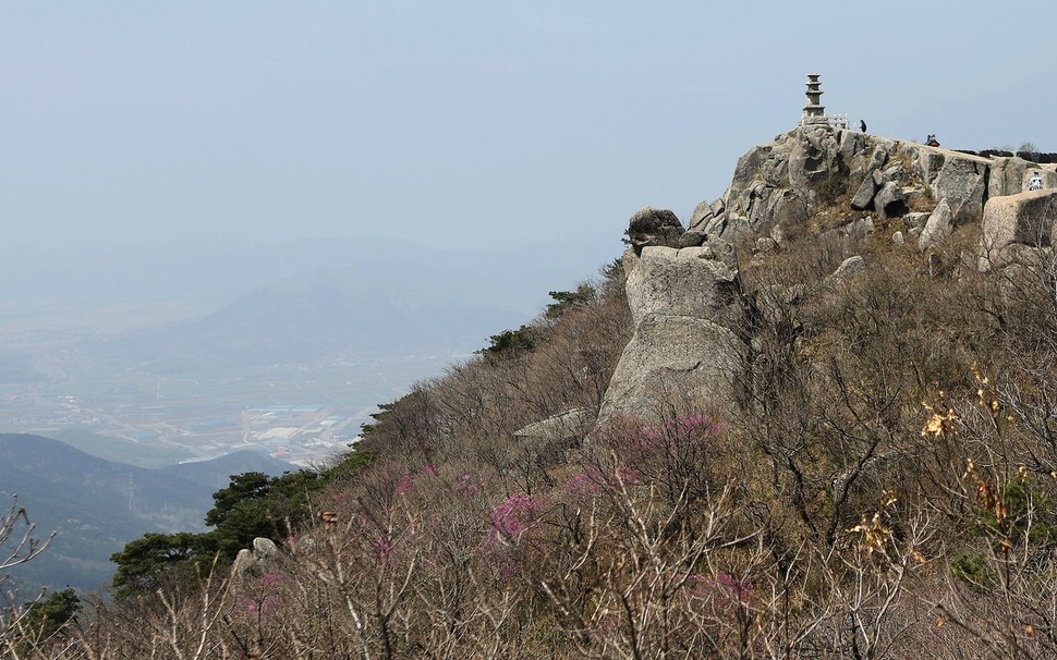 비슬산(1084m) 대견사 앞 바위 끝에 세워진 3층석탑. 대구/이병학 선임기자