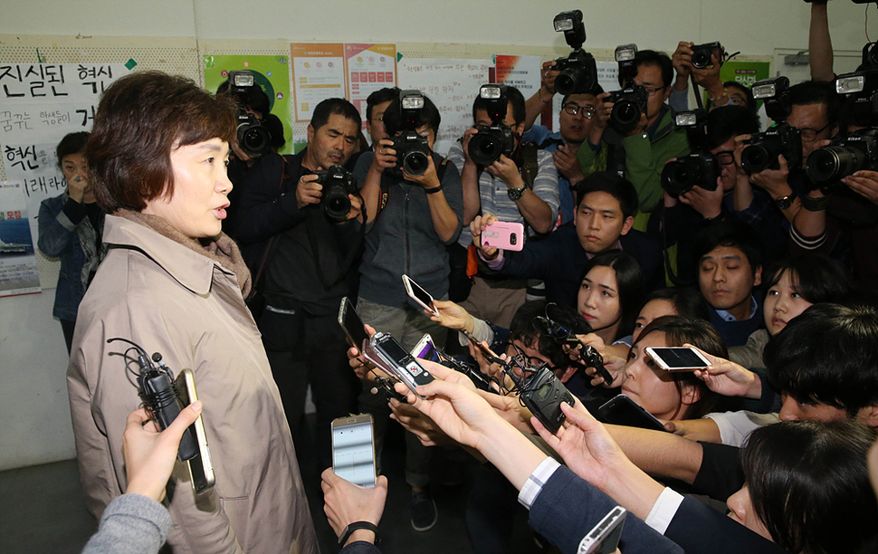 최경희 이화여대 총장이 박근혜 대통령 `비선 실세' 의혹을 받는 최순실씨 딸의 입학과 학점 등에 관한 특혜 의혹에 관해 학교 입장을 전달하는 설명회에 참석하기 위해 17일 오후 이화여대 ECC 이삼봉홀로 들어서던 중 취재진의 질문을 받고 있다. 김봉규 선임기자 bong9@hani.co.kr