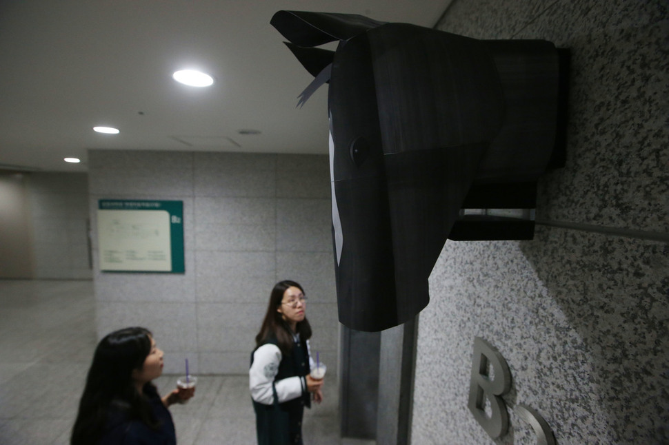‘말’ 많은 이대 18일 오후 서울 서대문구 이화여대 종합과학관 엘레베이터 옆 벽면에 최순실의 딸 정유라씨의 특혜 입학 의혹을 풍자한말 머리 모양의 조형물이 설치된 것을 지나가던 학생들이 쳐다보고 있다.  신소영 기자 viator@hani.co.kr