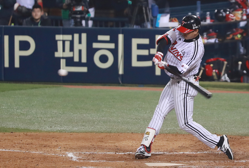 지난 17일 준플레이오프 4차전에서 안타를 터뜨리고 있는 엘지 트윈스 박용택. 연합뉴스