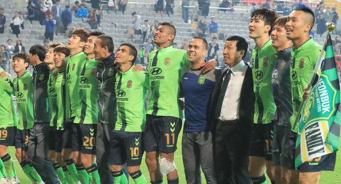전북 현대의 최강희 감독과 선수들이 19일 저녁 서울월드컵경기장에서 열린 FC서울과의 2016 아시아축구연맹(AFC) 챔피언스리그 4강 2차전에서 1-2로 졌지만 합계 전적 5-3으로 앞서 결승에 오른 뒤 환호하고 있다. 연합뉴스