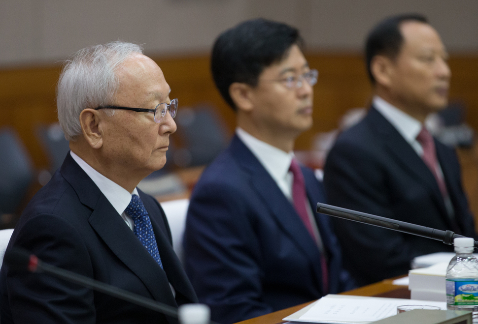 이병호 국가정보원장(왼쪽)이 19일 오전 서울 서초구 내곡동 국정원 청사에서 열린 국회 정보위원회 국정감사에 출석해 국감 시작을 기다리고 있다. 왼쪽부터 이 원장, 최윤수 2차장, 최종일 3차장. 국회사진기자단.