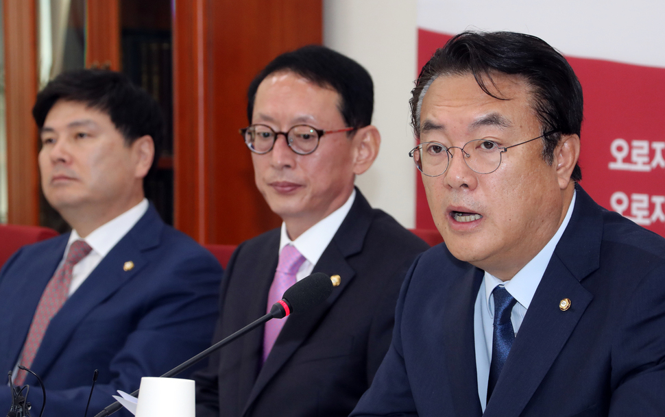 새누리당 정진석 원내대표(오른쪽)가 20일 오전 국회에서 열린 원내대표단 회의에서 “어제 국회 정보위 국감에서 이병호 원장은 북한 의견을 묻자는 김만복 전 국정원장의 제의를 문재인이 수용해 결론내렸다고 확인했다”고 말했다. 연합뉴스.