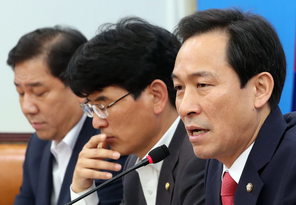 우상호 더불어민주당 원내대표가 20일 오전 국회에서 열린 정책조정회의에서, 국가정보원 국감 내용을 활용한 새누리당의 문재인 전 더불어민주당 대표 공격에 대해 “새누리당은 국정원을 이용하더라도 적당히 이용하라”고 말했다. 연합뉴스.
