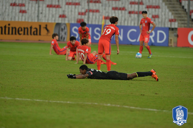 19일(현지시각) 바레인 리파에서 열린 2016 아시아축구연맹(AFC) 19살 이하(U-19) 챔피언십 A조 최종 3차전에서 한국대표팀 선수들이 사우디아라비아에 1-2로 역전패를 당한 뒤 그라운드에 허탈하게 주저앉아 있다. 대한축구협회 누리집 갈무리