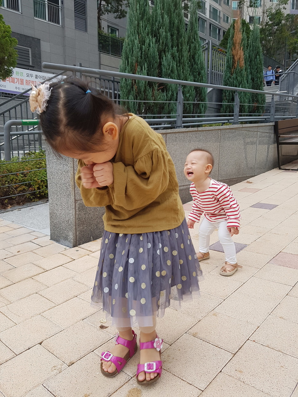 사랑스러운 자매 도연이와 연후를 키우고 있는 워킹맘 하보배입니다. 저희 아이들 사진인데 이쁘게 봐주세요.^^ 세 살 터울인데 저렇게 웃어줄 때면 육아의 피로도 확 날아간답니다. 하나일 때보다 둘일 때 기쁨이 더 크네요. 하보배/서울 마포구 공덕동