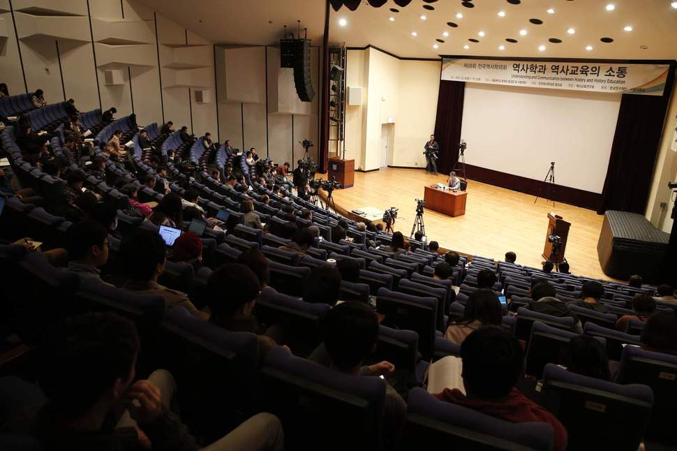 전국역사학대회는 전공단체들이 대거 참여해 역사학계의 당면 현안이나 화두를 탐구하고 토론하는 사학계 최대 규모의 학술 잔치다. 사진은 ‘역사학과 역사교육의 소통’을 주제로 지난해 서울대에서 열린 제58회 전국역사학대회. 김명진 기자 littleprince@hani.co.kr